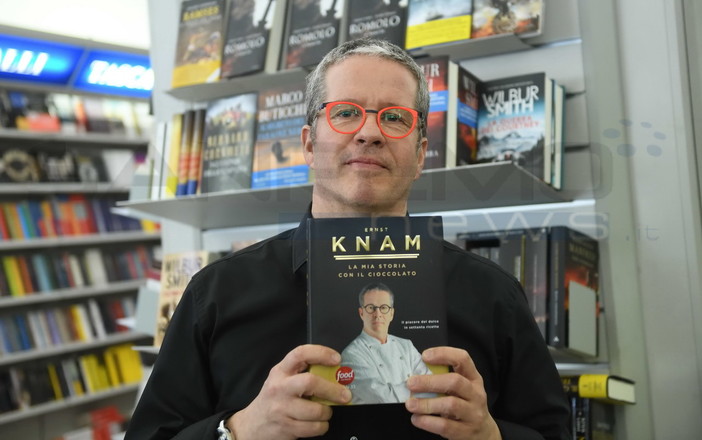#Sanremo2019: Ernst Knam alla libreria Mondadori, le foto di Tonino Bonomo