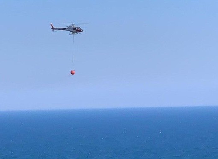 Castelvittorio, fulmine causa incendio boschivo: vigili del fuoco ed elicottero in azione Castelvittorio, fulmine causa incendio boschivo: vigili del fuoco ed elicottero in azione