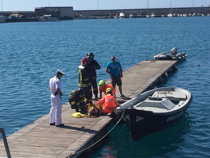 Imperia: stamani esercitazione di soccorso in mare della Guardia Costiera (FOTO e VIDEO) Imperia: stamani esercitazione di soccorso in mare della Guardia Costiera (FOTO e VIDEO)