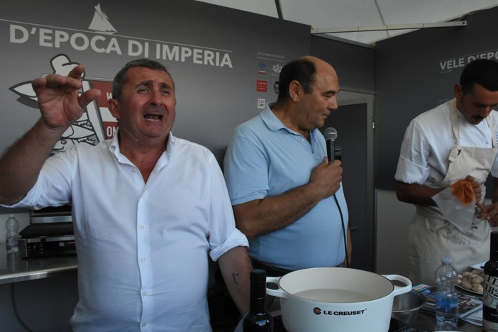 Grande successo per "il cucinar in barca" con Vito e lo show cooking di Enrico Marmo, organizzato da Imperia News (Foto e Video) Grande successo per "il cucinar in barca" con Vito e lo show cooking di Enrico Marmo, organizzato da Imperia News (Foto e Video)