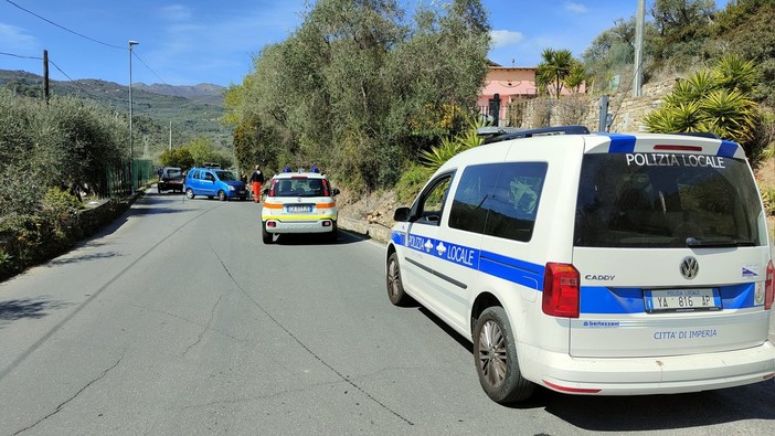 Imperia, frontale apecar-auto, in ospedale conducente del motocarro