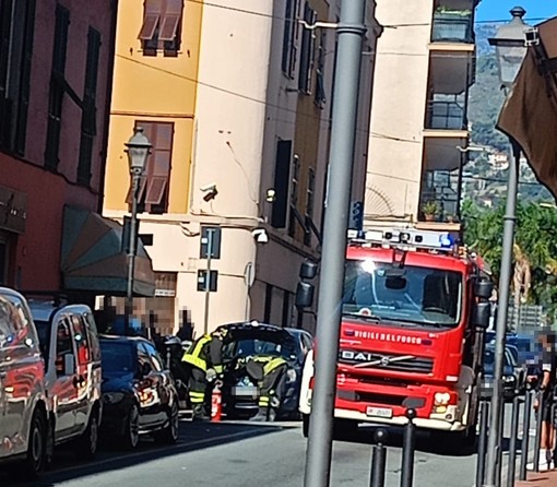 Ventimiglia, esce fumo da un'auto: vigili del fuoco in azione (Foto) Ventimiglia, esce fumo da un'auto: vigili del fuoco in azione (Foto)