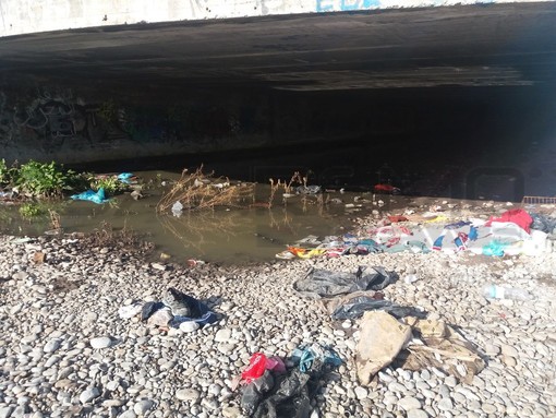 Ventimiglia: guasto alla fognatura rivela lo stato di degrado in cui versa la spiaggia del Resentello Ventimiglia: guasto alla fognatura rivela lo stato di degrado in cui versa la spiaggia del Resentello