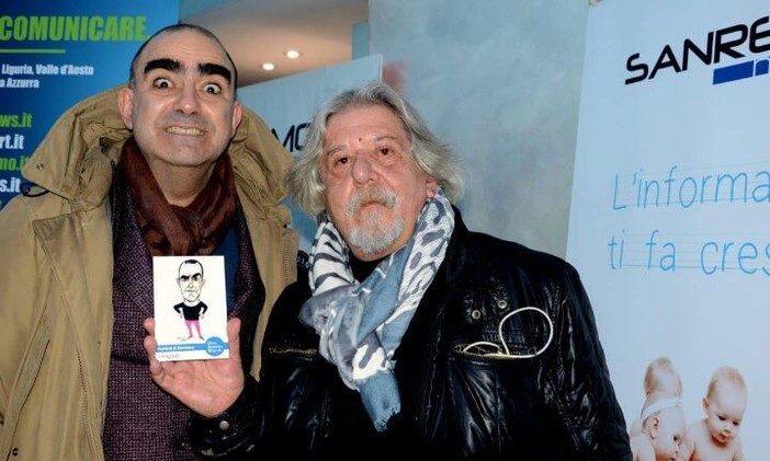 Tiziano Riverso con Elio e la cartolina di Elio