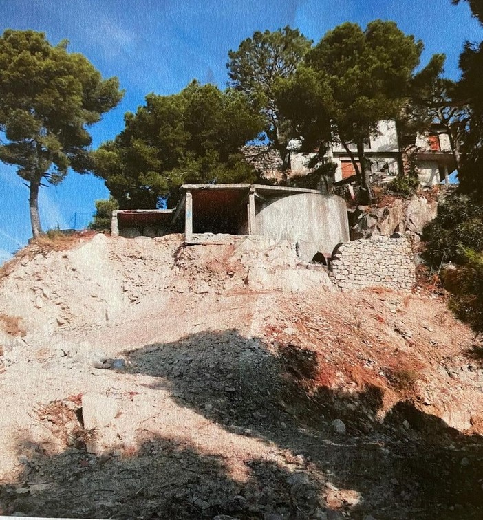 Fabbricato abbandonato a Mortola La Croce, Ventimiglia approva deroga al vincolo cimiteriale: Scullino vota contro Fabbricato abbandonato a Mortola La Croce, Ventimiglia approva deroga al vincolo cimiteriale: Scullino vota contro