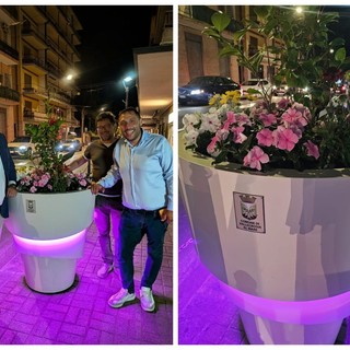 Valorizzazione degli spazi pubblici, Vallecrosia al Mare illumina le nuove fioriere (Foto)