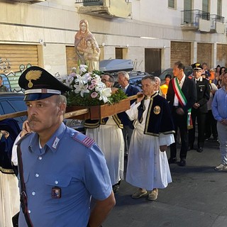 Diano in festa per Sant'Anna: la città accoglie la statua giunta dal mare (foto)