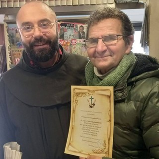 Bordighera, presepe di Terrasanta molto apprezzato: consegnato un attestato di ringraziamento a Fulvio Debenedetti (Foto)