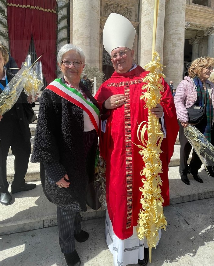 Papa Francesco ringrazia Sanremo per il dono dei 'Parmureli': Pireri "Un momento di grande emozione" (Video) Papa Francesco ringrazia Sanremo per il dono dei 'Parmureli': Pireri "Un momento di grande emozione" (Video)