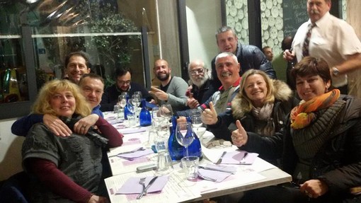 Diano Marina: "Tutti insieme a festeggiar". Il Sindaco Chiappori e la sua giunta festeggiano dopo il decreto di non scioglimento Diano Marina: "Tutti insieme a festeggiar". Il Sindaco Chiappori e la sua giunta festeggiano dopo il decreto di non scioglimento