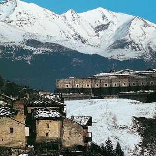 Il fascino invernale delle fortificazioni alpine: un fiocco di neve cristallizzato nella storia Il fascino invernale delle fortificazioni alpine: un fiocco di neve cristallizzato nella storia