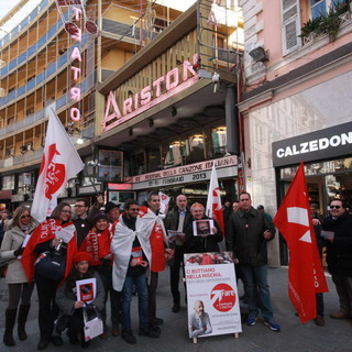 Sanremo: flash mob dei sostenitori di Oscar Giannino davanti all'Ariston Sanremo: flash mob dei sostenitori di Oscar Giannino davanti all'Ariston