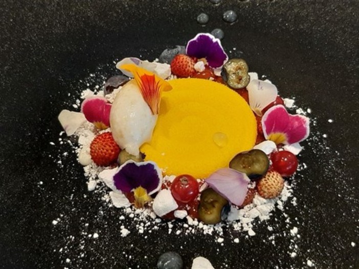 Alassio - Festival della Cucina con i fiori: Giuseppe Amato il pasticcere numero uno al mondo ha presentato il suo dolce con fiori di Nasturzio (FOTO e VIDEO) Alassio - Festival della Cucina con i fiori: Giuseppe Amato il pasticcere numero uno al mondo ha presentato il suo dolce con fiori di Nasturzio (FOTO e VIDEO)