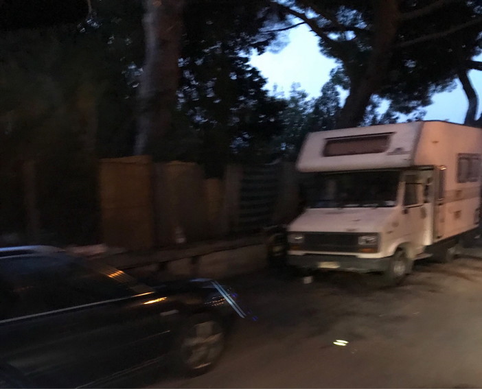 Sanremo: camper e auto di rom posteggiate a Pian di Poma, la segnalazione di un lettore