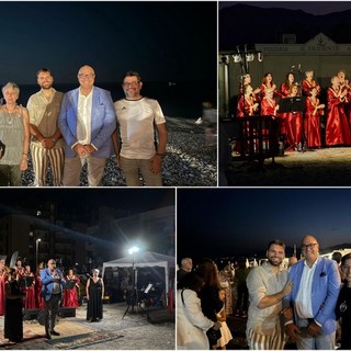 Luci e musica a Vallecrosia, comunità riunita per la fiaccolata sul mare (Foto) Luci e musica a Vallecrosia, comunità riunita per la fiaccolata sul mare (Foto)