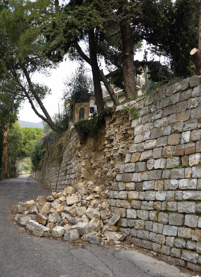 Sanremo: nuove piccole frane tra il campo golf e la frazione di San Giacomo, strada precauzionalmente chiusa (Foto)