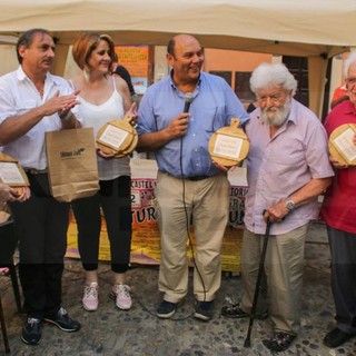 Grande folla a Castelvittorio per la 47^ Sagra del Turtun: applausi e divertimento per la degustazione di un piatto tipico della tradizione contadina Grande folla a Castelvittorio per la 47^ Sagra del Turtun: applausi e divertimento per la degustazione di un piatto tipico della tradizione contadina