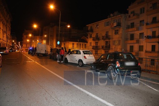 Sanremo: furgone fuori controllo si schianta contro quattro auto posteggiate, il conducente è scappato via