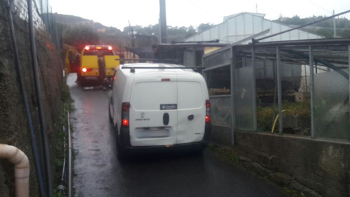 Sanremo: fiorino non riesce a proseguire sulla strada, intervengono Municipale e carro attrezzi