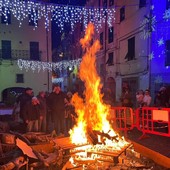 A Camporosso torna il tradizionale falò in piazza: verrà acceso alla vigilia di Natale (Foto)