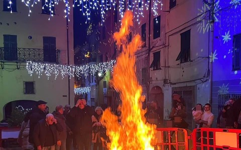 A Camporosso torna il tradizionale falò in piazza: verrà acceso alla vigilia di Natale (Foto)