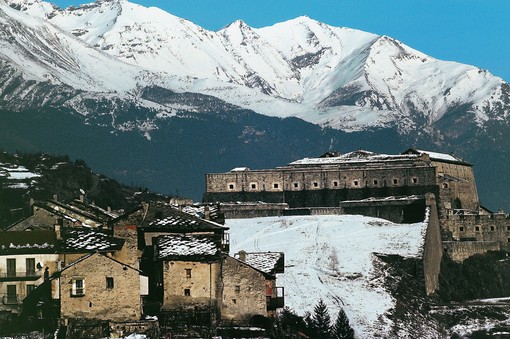 Il fascino invernale delle fortificazioni alpine: un fiocco di neve cristallizzato nella storia Il fascino invernale delle fortificazioni alpine: un fiocco di neve cristallizzato nella storia