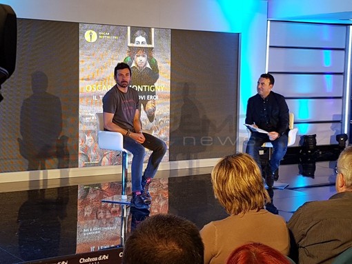 A #Sanremo2018 Oscar di Montigny presenta "Il tempo dei nuovi eroi" (VIDEO) A #Sanremo2018 Oscar di Montigny presenta "Il tempo dei nuovi eroi" (VIDEO)