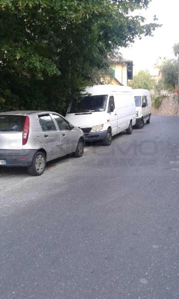 Sanremo: furgoni parcheggiati in Strada Borgo Tinasso restringono la carreggiata, la segnalazione del nostro lettore Carlo