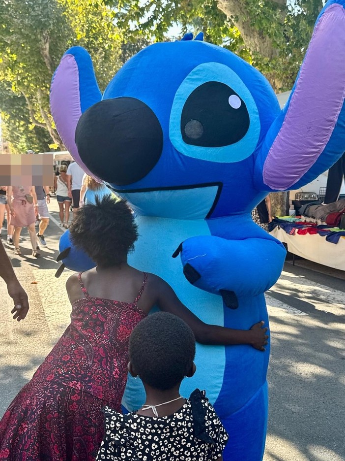 Ventimiglia, a Santo Stefano Babbo Natale e Stitch animeranno il mercato del venerdì e il mercato coperto