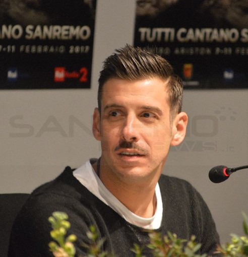 Il tutorial del balletto della scimmia direttamente dal Palafiori: è Gabbani show in Sala Lucio Dalla Il tutorial del balletto della scimmia direttamente dal Palafiori: è Gabbani show in Sala Lucio Dalla