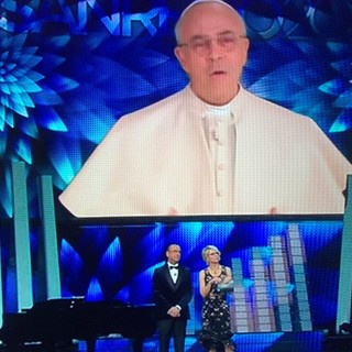 #Sanremo2017: la cover per Crozza "Il governo Gentiloni è la cover del governo Renzi che era la cover di Berlusconi che a sua volta era la cover di Rocco Siffredi"