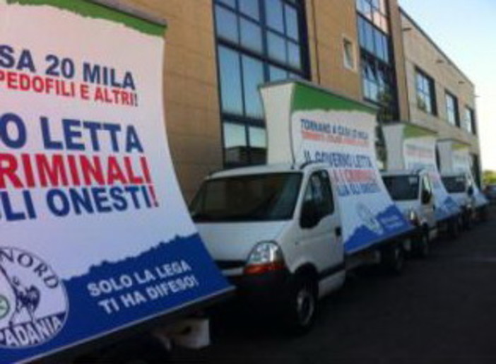 Protesta contro svuotacarceri, i camion vela della Lega Nord in circolazione in Liguria Protesta contro svuotacarceri, i camion vela della Lega Nord in circolazione in Liguria