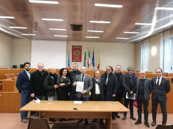 Firmato il primo ‘Accordo Quadro per il rilancio sociale, economico e produttivo del Territorio’ Firmato il primo ‘Accordo Quadro per il rilancio sociale, economico e produttivo del Territorio’