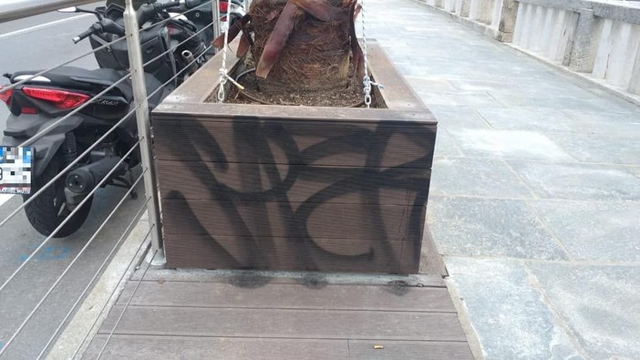 Diano Marina: a restyling appena completato, già imbrattato uno dei vasi della passeggiata. Za Garibaldi: "Mentecatti, loro distruggono e noi ricostruiremo vedremo chi vincerà”
