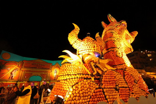 Corso notturno e spettacolo pirotecnico a Mentone per la Fête du Citron 2026