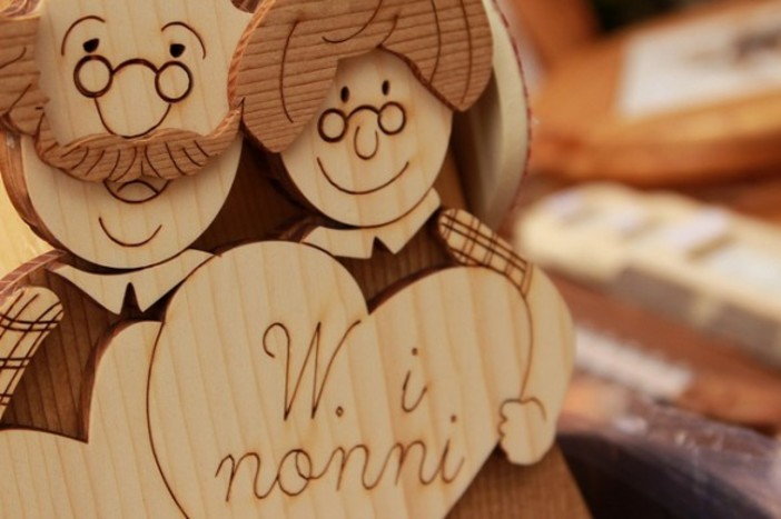 Colazione tradizionale, musica e giochi in legno: a Riva Ligure prende il via la Festa dei Nonni