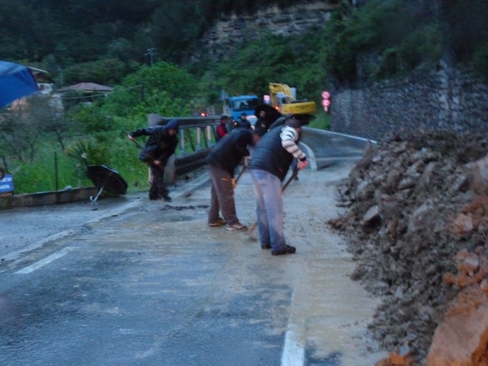 Cede un terrapieno: chiusa totalmente al traffico la Provinciale 29 tra Chiusanico e Torria
