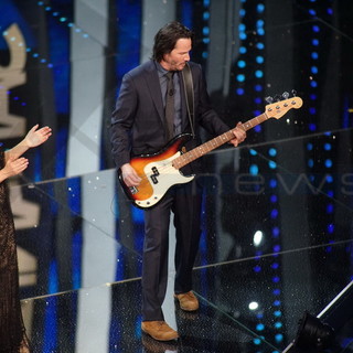 #Festival2017: Keanu Reeves sul palco dell'Ariston mostra la sua anima rock e il suo passato di musicista