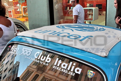 Sanremo: la Fiat 500 Unicef ha salutato Renzo Arbore, ieri al raduno la toccante storia di quest'auto Sanremo: la Fiat 500 Unicef ha salutato Renzo Arbore, ieri al raduno la toccante storia di quest'auto