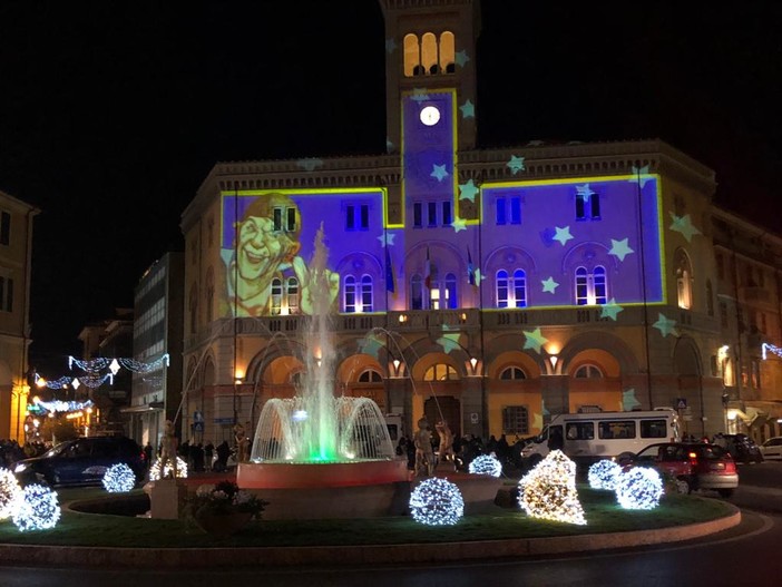 Imperia si illumina con l'accensione delle luminarie e della fontana di piazza Dante (foto e video)