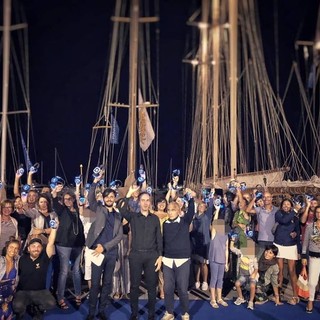Cinquecento cuffie azzurre hanno illuminato calata Anselmi. Grande successo per il Wifi Silent Concert (Foto) Cinquecento cuffie azzurre hanno illuminato calata Anselmi. Grande successo per il Wifi Silent Concert (Foto)