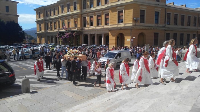 Imperia: addio a Franca Rambaldi. Oggi i funerali. Don Fabbris: "Era una donna piena di passioni che in solitudine ha voluto prepararsi al trapasso"