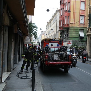 Sanremo: mobilitazione di soccorsi in via Volta per un sospetto incendio in un'appartamento