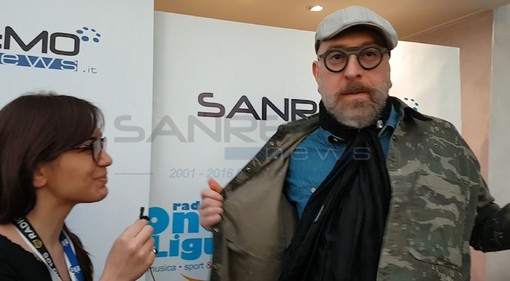 Mario Biondi a #Sanremo2018 riceve la cartolina di Sanremonews: “Mi avete fatto ciccione! Io sono dimagrito” (VIDEO) Mario Biondi a #Sanremo2018 riceve la cartolina di Sanremonews: “Mi avete fatto ciccione! Io sono dimagrito” (VIDEO)
