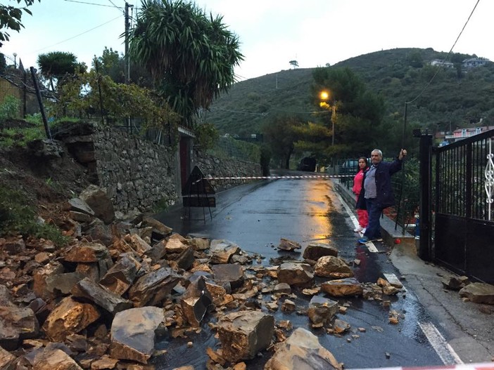 Imperia: frana a Costa d'Oneglia. Frazione isolata. Situazione critica sui torrenti Imperia: frana a Costa d'Oneglia. Frazione isolata. Situazione critica sui torrenti