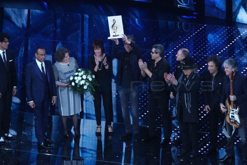 #Sanremo2016: gli Stadio con "La sera dei Miracoli" vincono la serata Cover