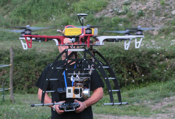 Far alzare un drone equivale a volare con un aeroplano, le multe possono arrivare fino a 113.000 euro Far alzare un drone equivale a volare con un aeroplano, le multe possono arrivare fino a 113.000 euro