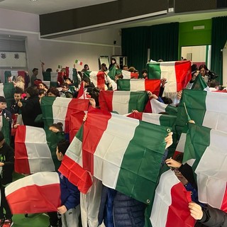 Ventimiglia, gli istituti 'Biancheri' e 'Cavour' uniti per la bandiera (foto)