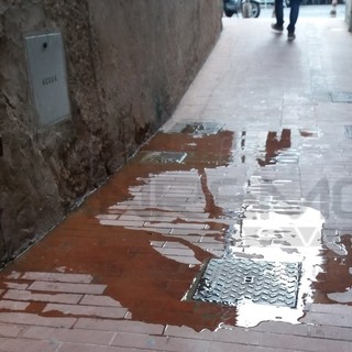 Ventimiglia: problemi di fognatura, i residenti lamentano la situazione e i passanti si tappano il naso