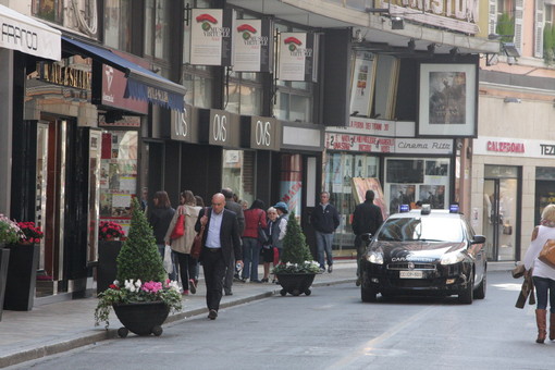 Sanremo: ruba vestiti da un negozio di via Matteotti ma viene scoperto ed aggredisce l'addetto alla sicurezza, 20enne magrebino arrestato Sanremo: ruba vestiti da un negozio di via Matteotti ma viene scoperto ed aggredisce l'addetto alla sicurezza, 20enne magrebino arrestato